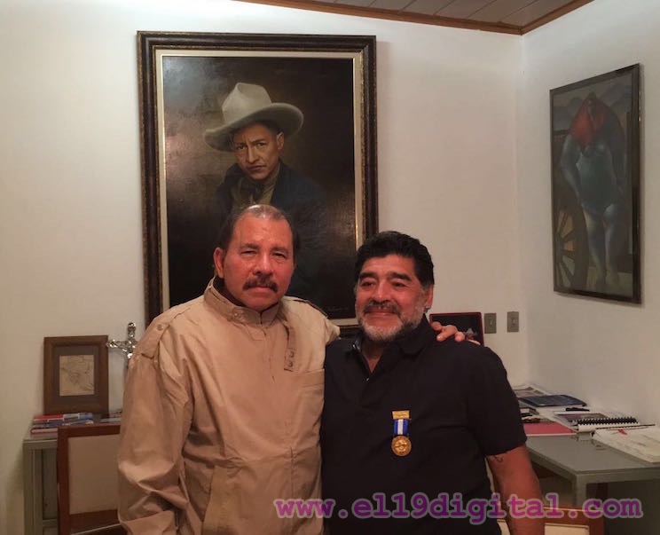 Presidente Daniel Ortega impone Orden Augusto C. Sandino a Diego Armando Maradona